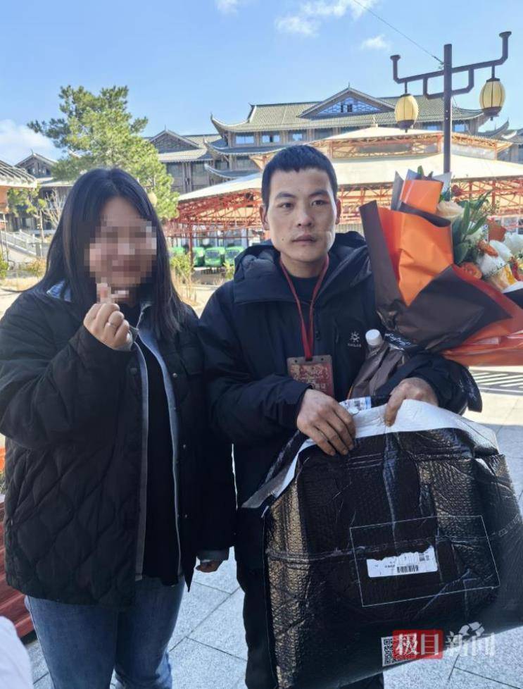 29岁女粉丝专程上山送礼物<strong></p>
<p>凤凰网资讯台在线直播</strong>，声称想做张家界荒野求生选手“刀疤哥”的老婆