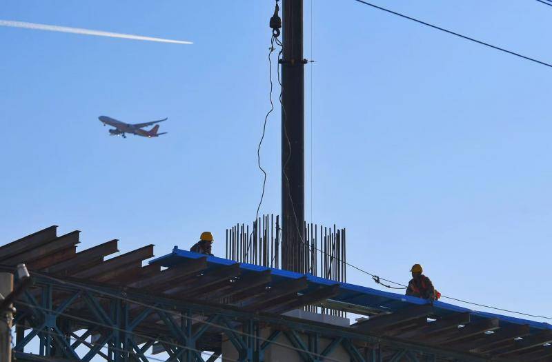 直达首都机场<strong></p>
<p>凤凰网资讯台在线直播</strong>！ 北京亮马河北路施工加速推进