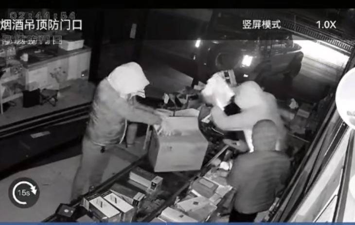 多名男子开越野车撞开烟酒店大门行窃<strong></p>
<p>苏州盈天地资讯科技有限公司</strong>,失主报案称损失超20万元,警方回应