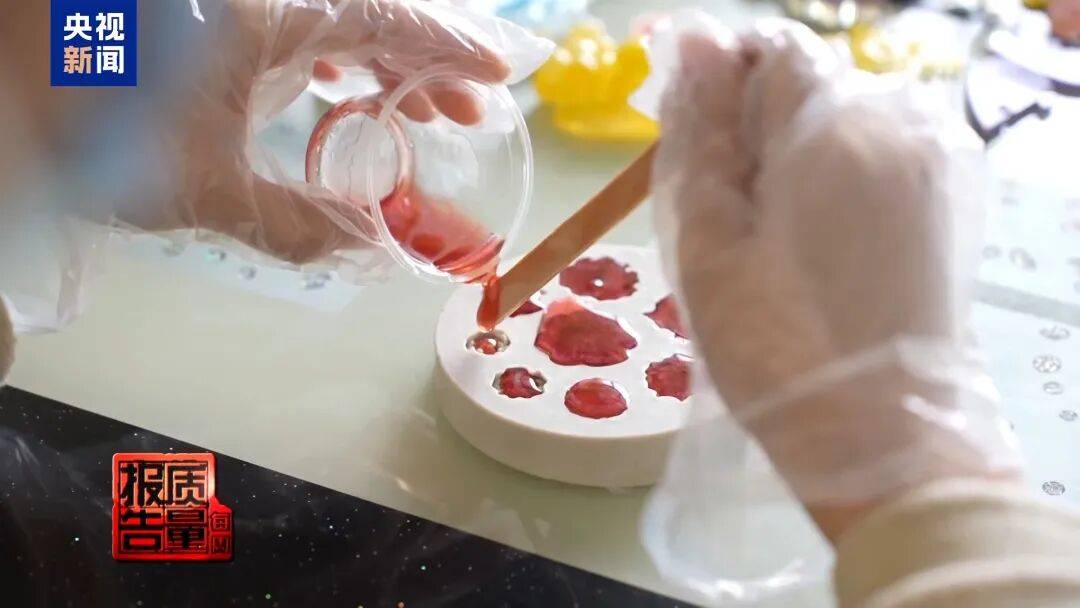 快扔掉!甲醛含量高出上限一倍多<strong></p>
<p>网资讯</strong>,戴防毒面具也不行!