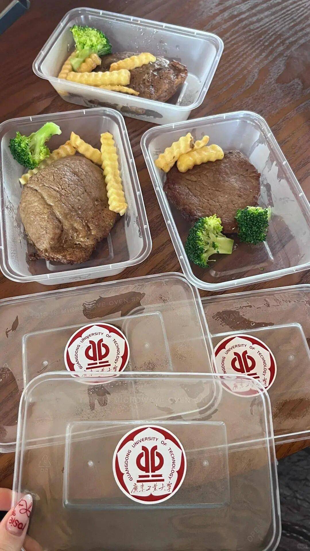 广东工业大学请6万师生吃牛扒<strong></p>
<p>网站资讯</strong>,校方回应:因近期学校喜事很多