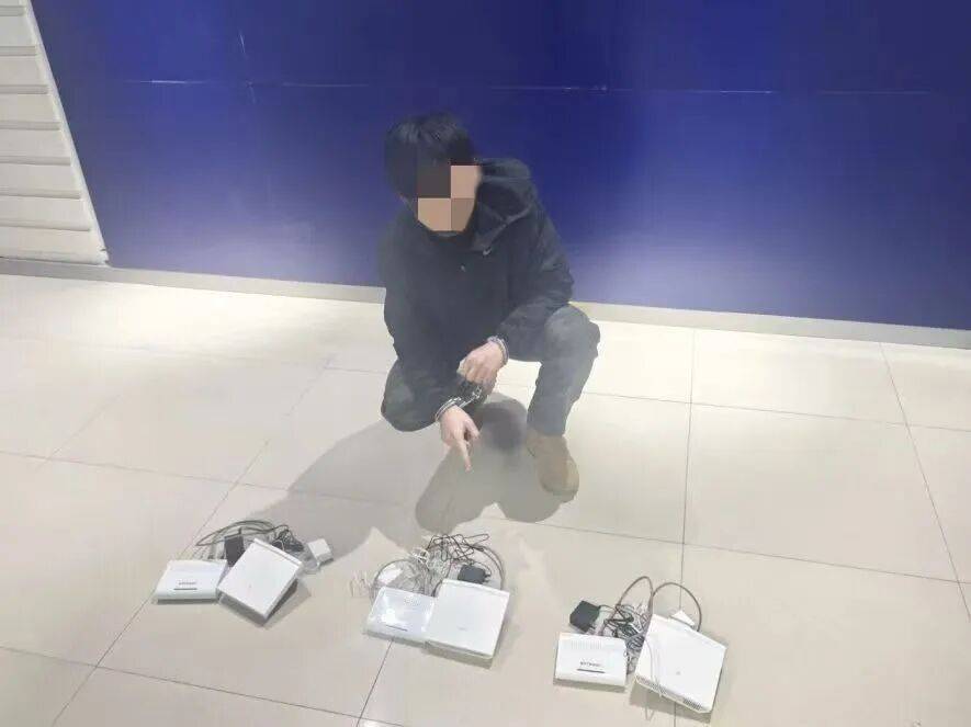 太可怕<strong></p>
<p>资讯点</strong>!呼和浩特一酒店客房内惊现“神秘”白色可疑设备!竟然是…