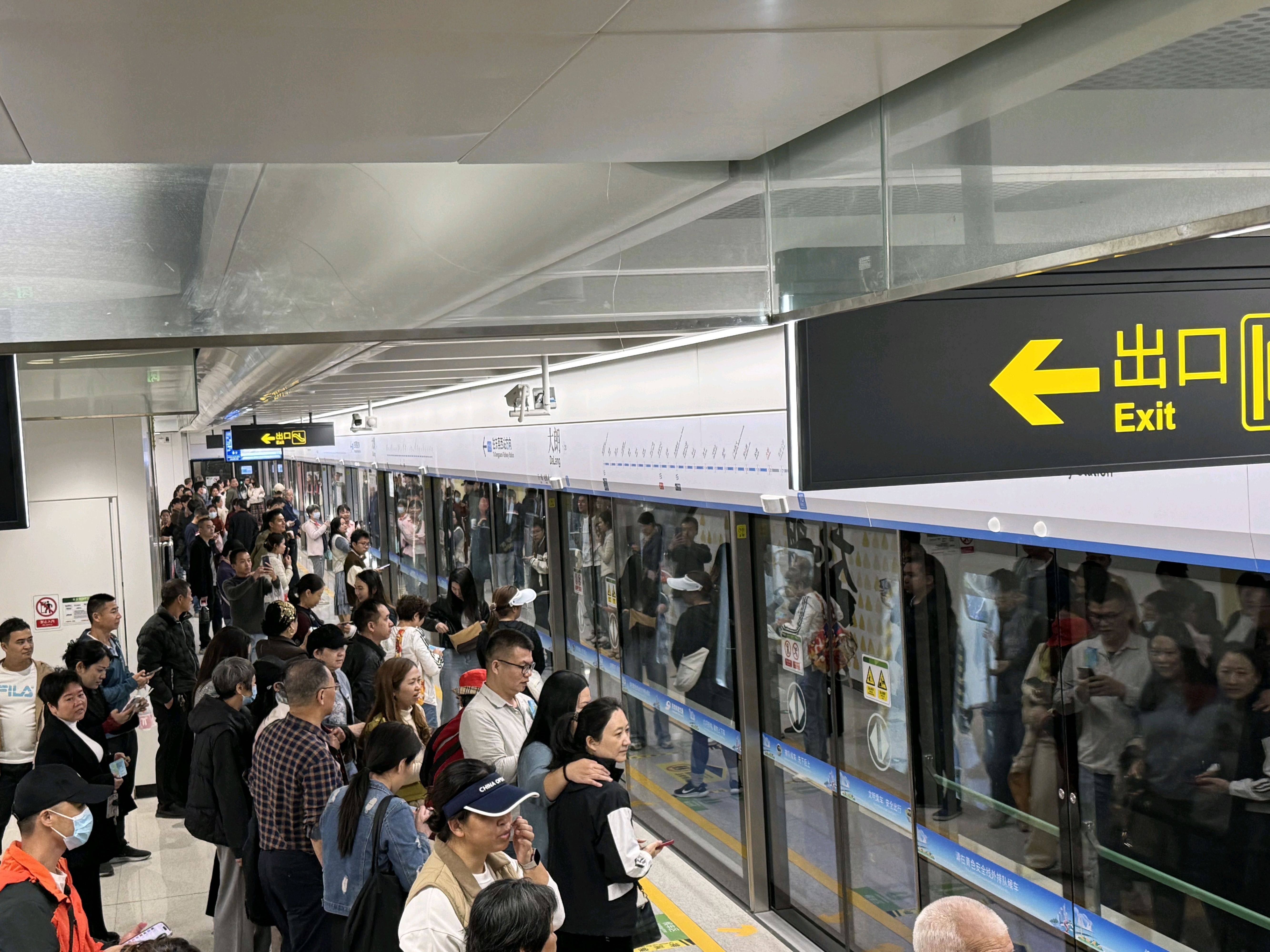 东莞地铁1号线试乘首日<strong></p>
<p>资讯点</strong>,大朗4站“沸腾”了