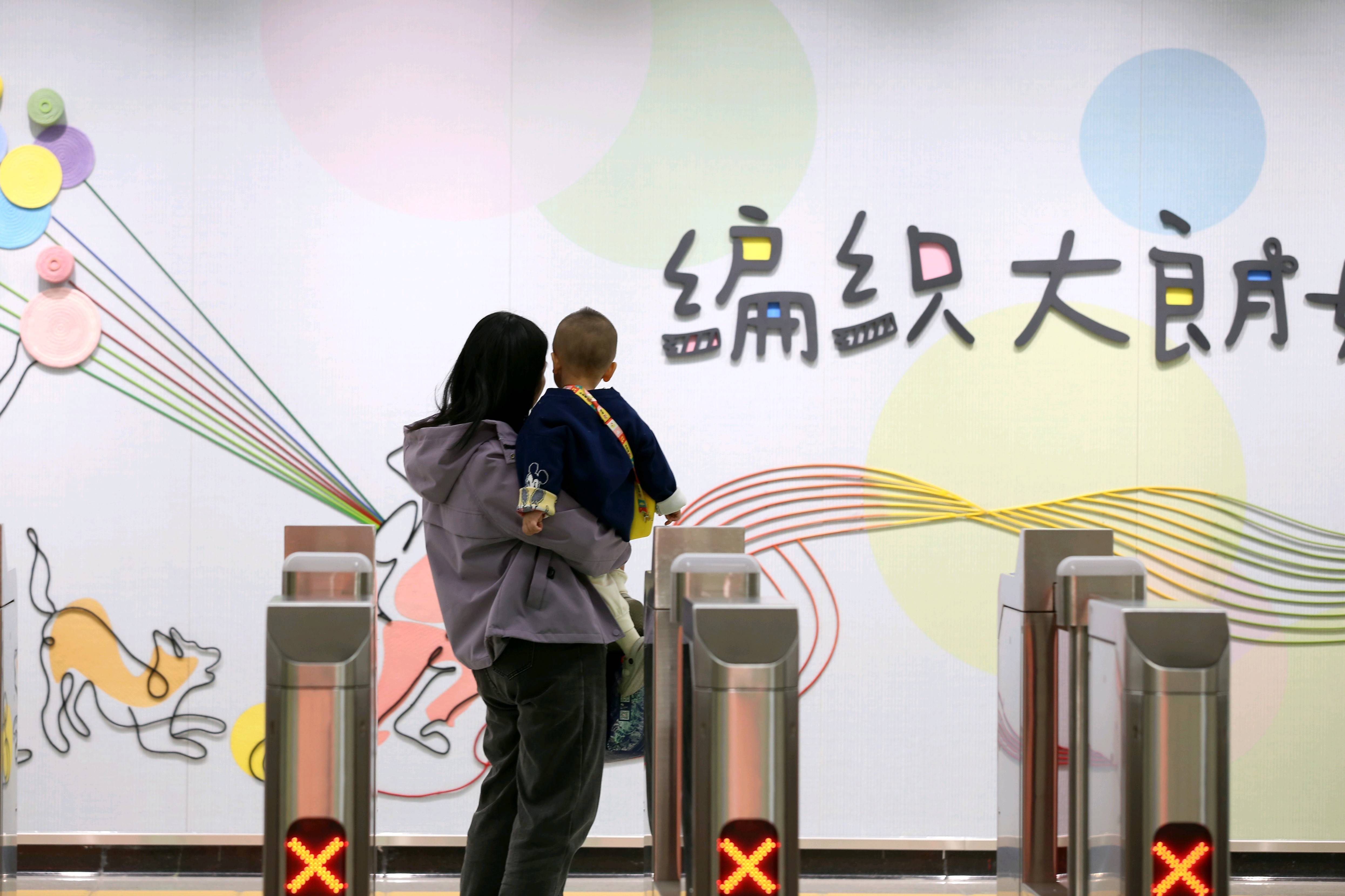 东莞地铁1号线试乘首日<strong></p>
<p>资讯点</strong>,大朗4站“沸腾”了