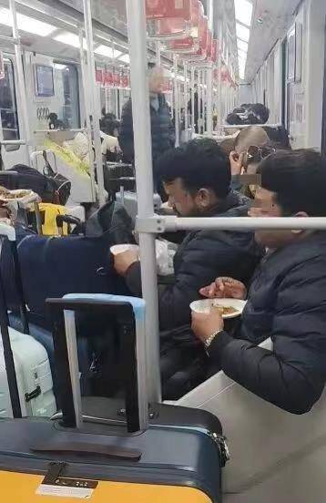 极目锐评∣满车厢咖喱味!多名外籍乘客在车厢内吃馅饼<strong></p>
<p>资讯点</strong>,规则面前哪有特殊?