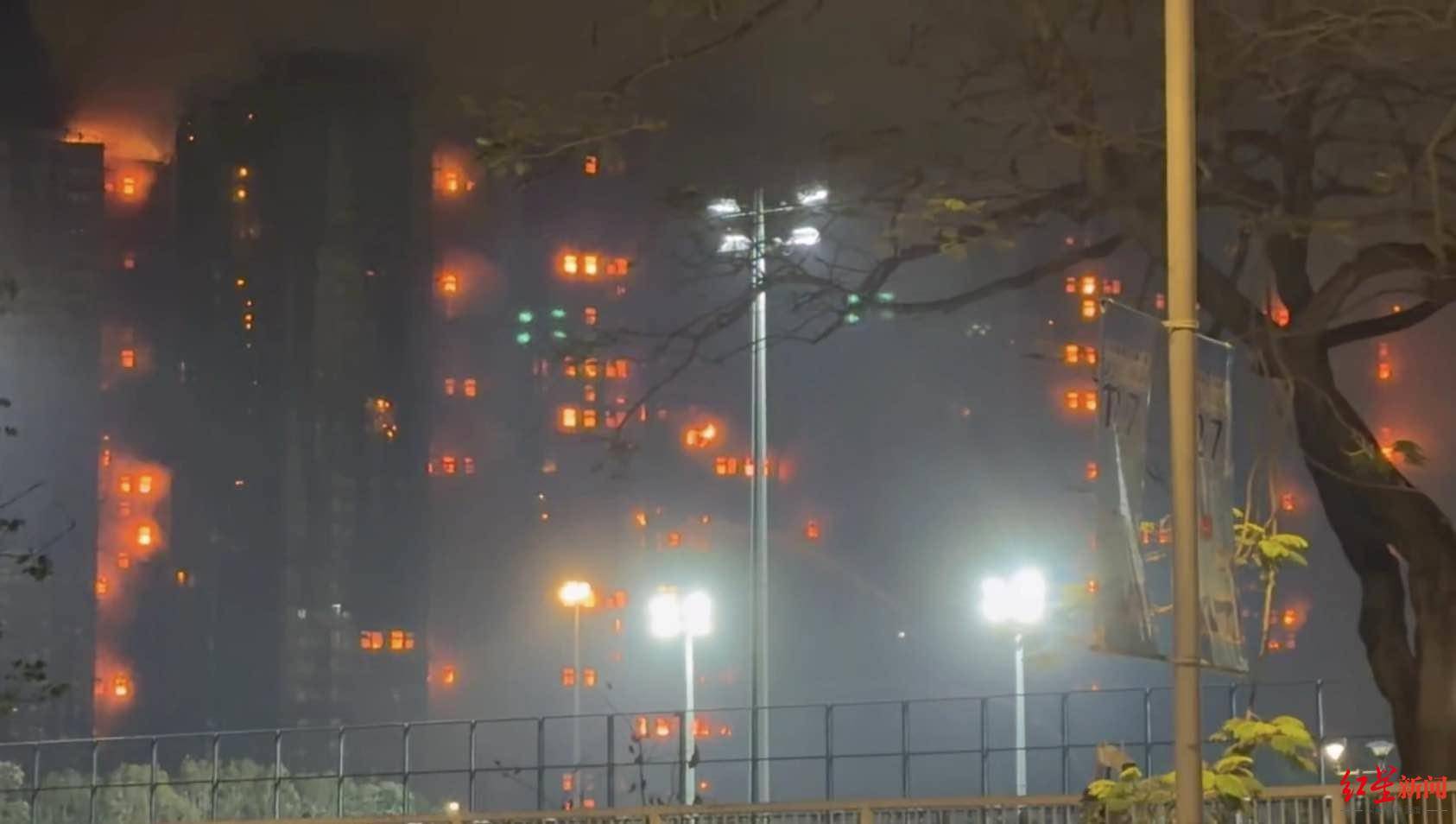 红星新闻实探香港宏福苑大火现场:警员称第一次遇到这么大火<strong></p>
<p>资讯点</strong>,餐厅老板自发为救援人员送餐