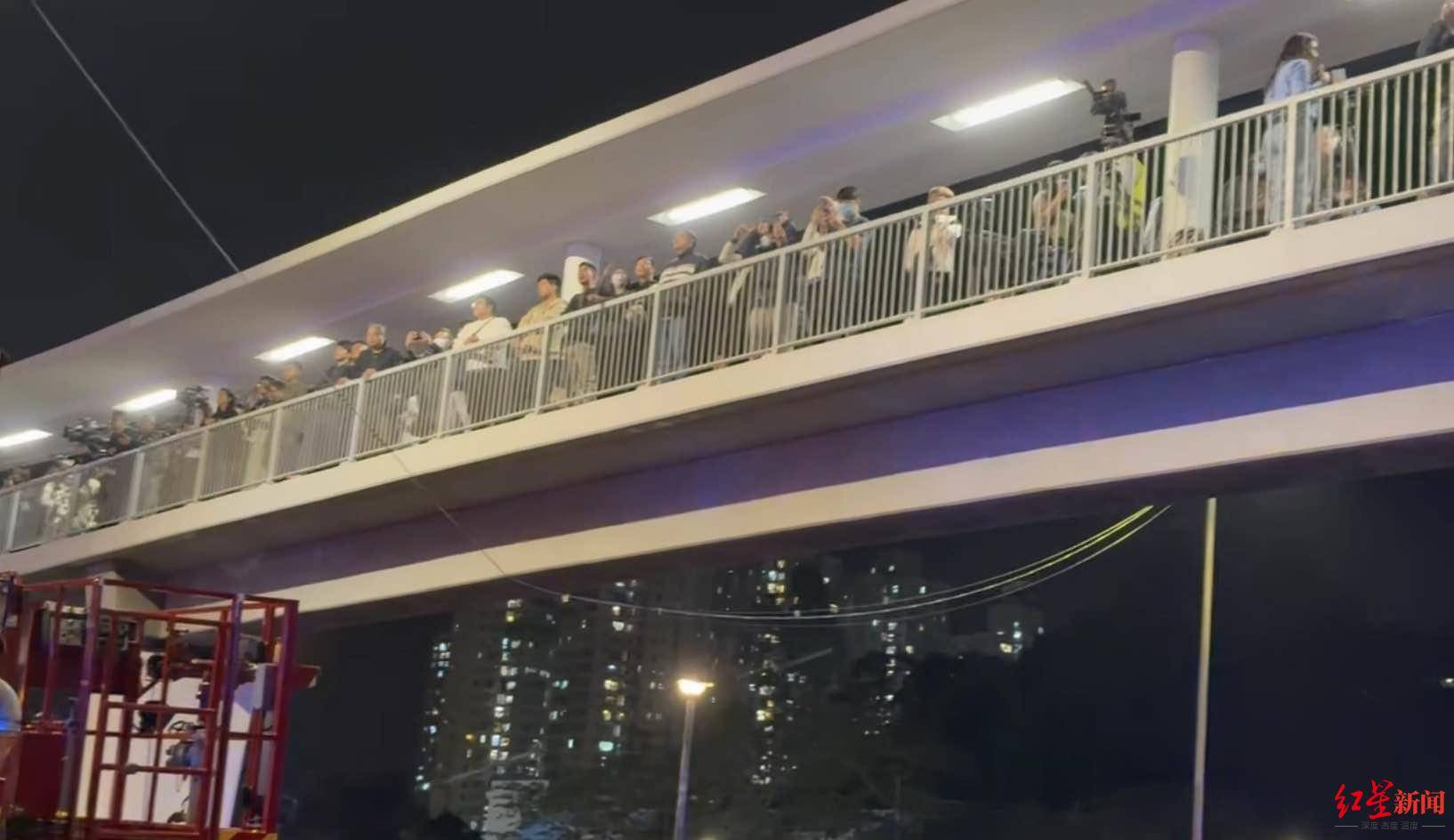 红星新闻实探香港宏福苑大火现场:警员称第一次遇到这么大火<strong></p>
<p>资讯点</strong>,餐厅老板自发为救援人员送餐