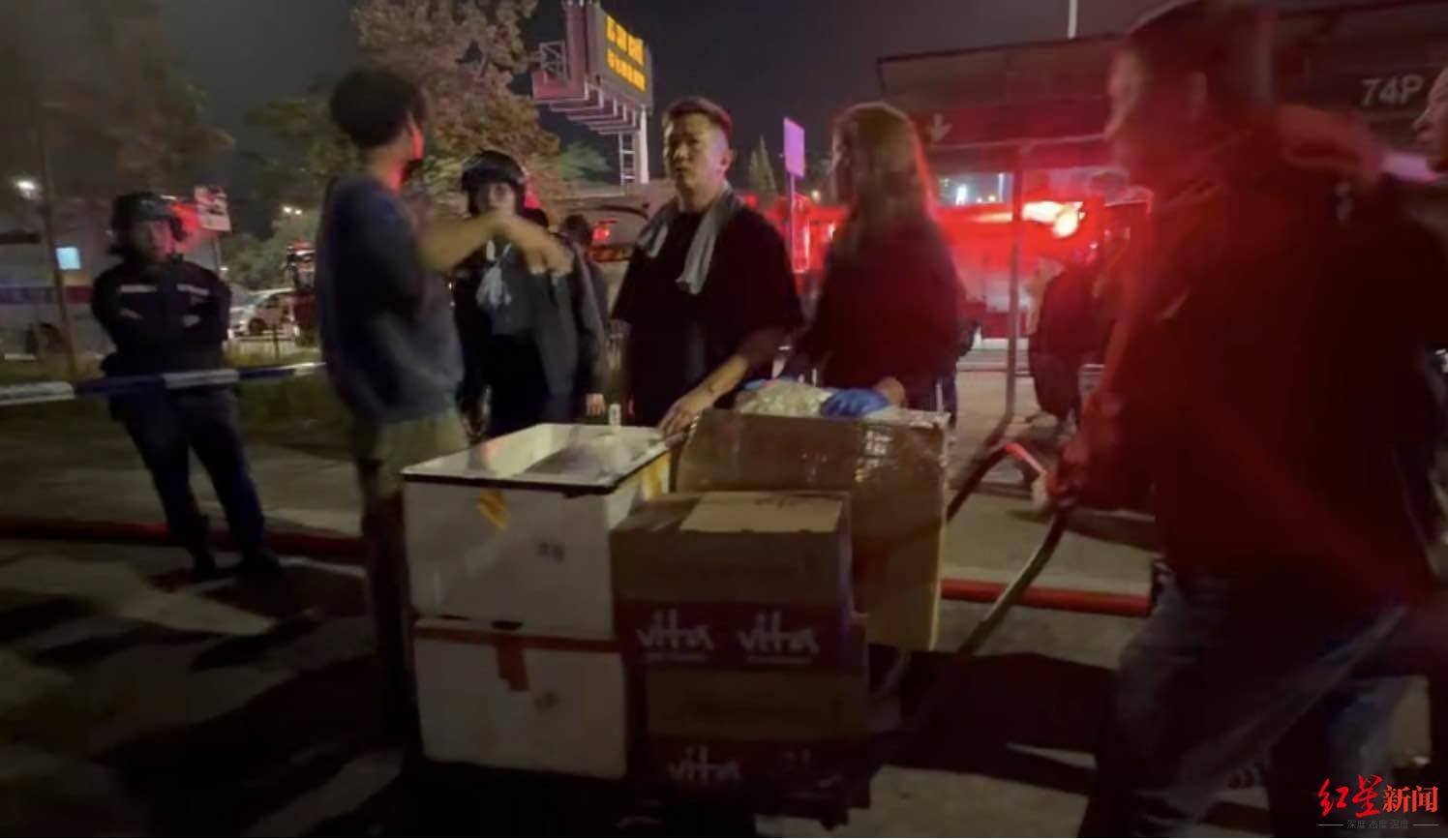 红星新闻实探香港宏福苑大火现场:警员称第一次遇到这么大火<strong></p>
<p>资讯点</strong>,餐厅老板自发为救援人员送餐