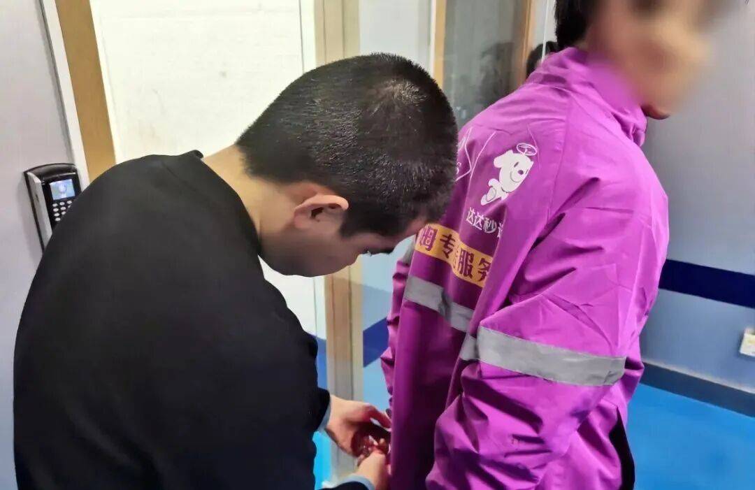 南京一山姆配送员竟是“三逃”人员<strong></p>
<p>资讯点</strong>,送货途中被捕,山姆客服未回应录用合规性