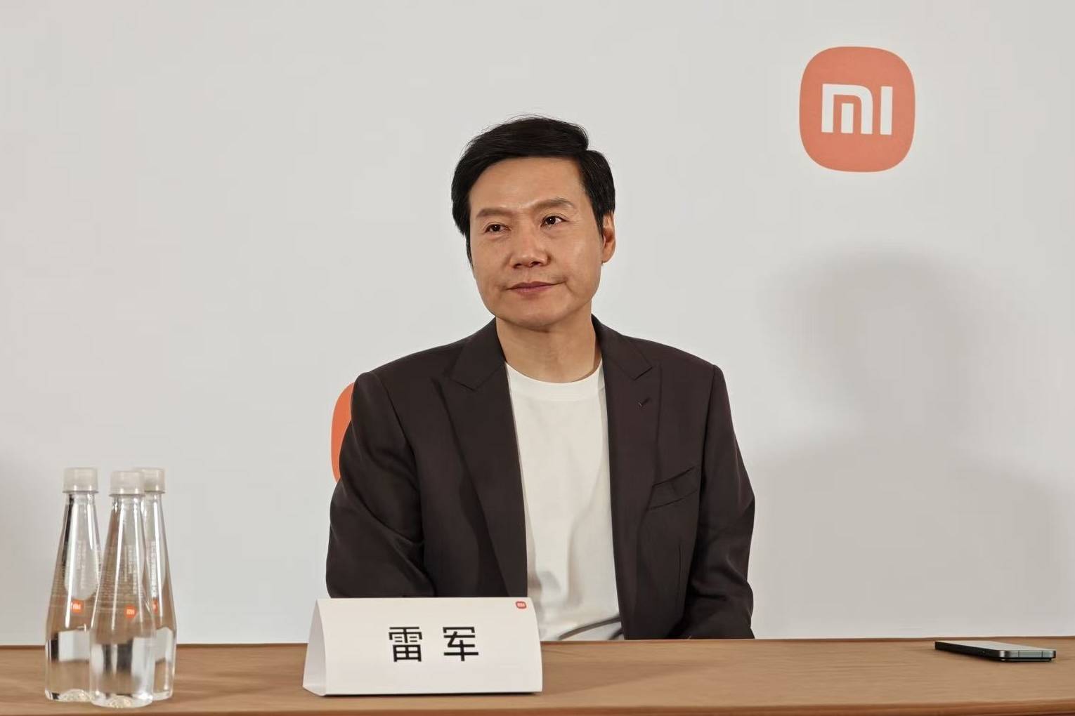 雷军宣布1亿港元增持后<strong></p>
<p>资讯点</strong>,小米港股美股迎来上涨