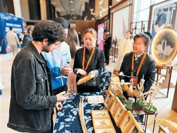 马克龙一路追着它俩<strong></p>
<p>点资讯</strong>,抢先一步要访华!