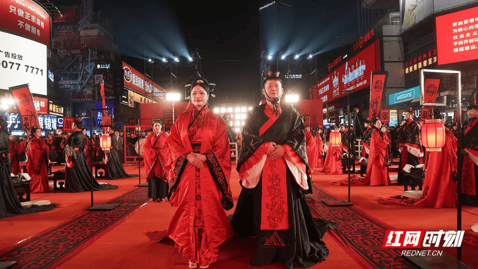 汶川地震被救起的女孩<strong></p>
<p>资讯视频</strong>，17年后和救她的军人结婚了