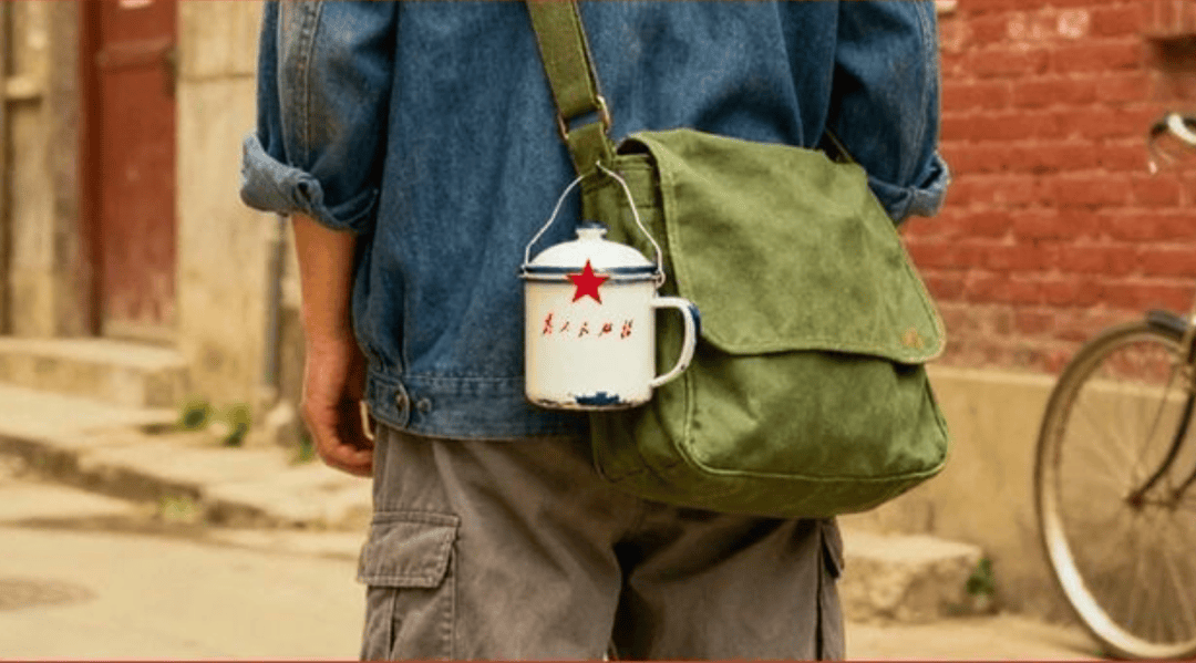 “50块帆布包配3000块包挂”<strong></p>
<p>资讯视频</strong>，时髦年轻人背半个身家出门