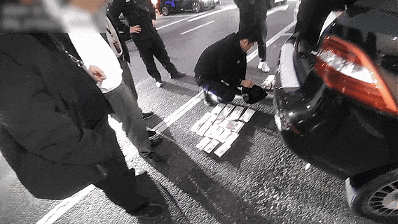 上门取走19万元<strong></p>
<p>资讯下载</strong>，杭州一西装革履“金融专员”被抓！在高速服务区被抓，车上塞满现金