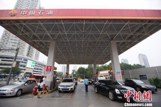 油价迎二连降 加满一箱油将少花约2元