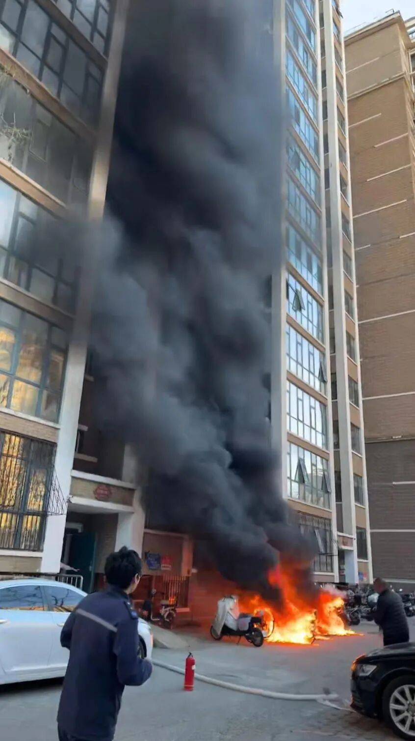 天通苑一天两起电动车火情<strong></p>
<p>下载资讯</strong>,突然着火忒吓人丨有事儿@新京报