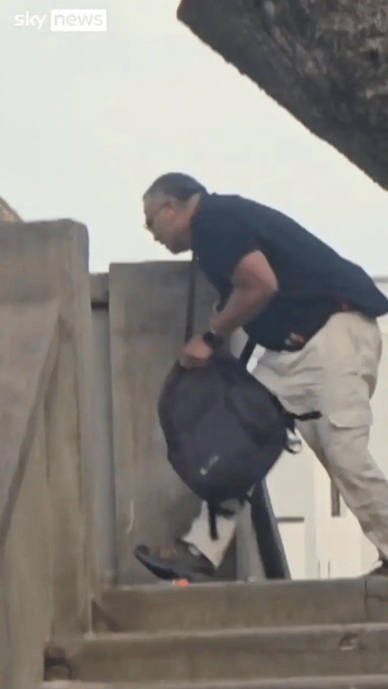 悉尼枪手被制服<strong></p>
<p>app资讯</strong>,愤怒民众猛踩头部,调查显示枪手合法持有六支枪