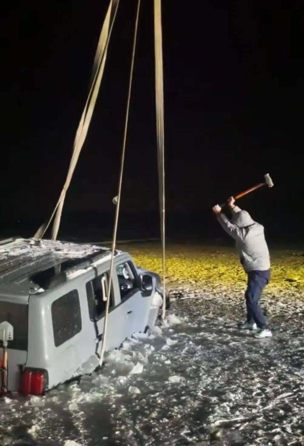 河北一越野车在水库冰面练漂移<strong></p>
<p>app资讯</strong>,冰层突然破裂,车轮落水被冻6小时,找来吊车深夜将车吊出