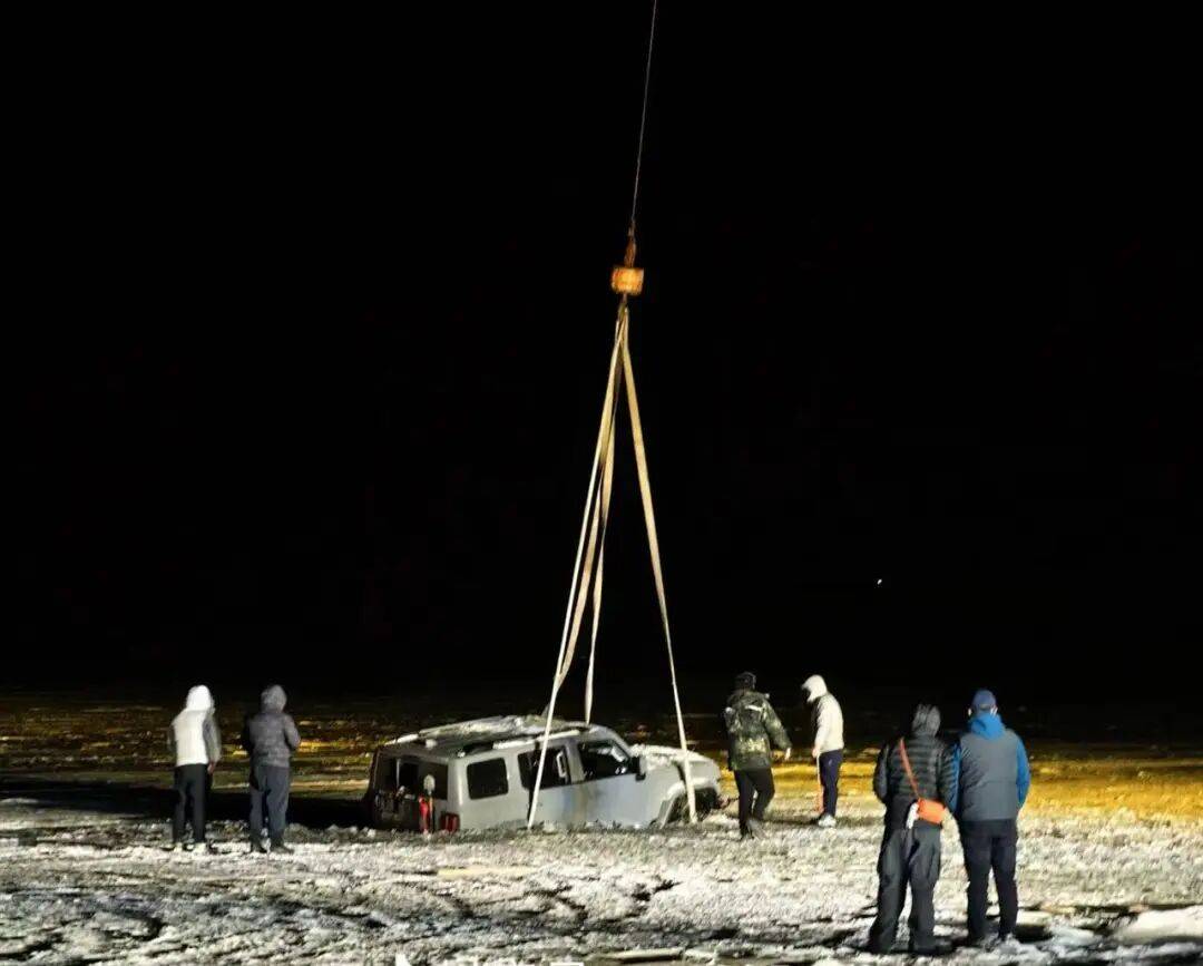 河北一越野车在水库冰面练漂移<strong></p>
<p>app资讯</strong>,冰层突然破裂,车轮落水被冻6小时,找来吊车深夜将车吊出