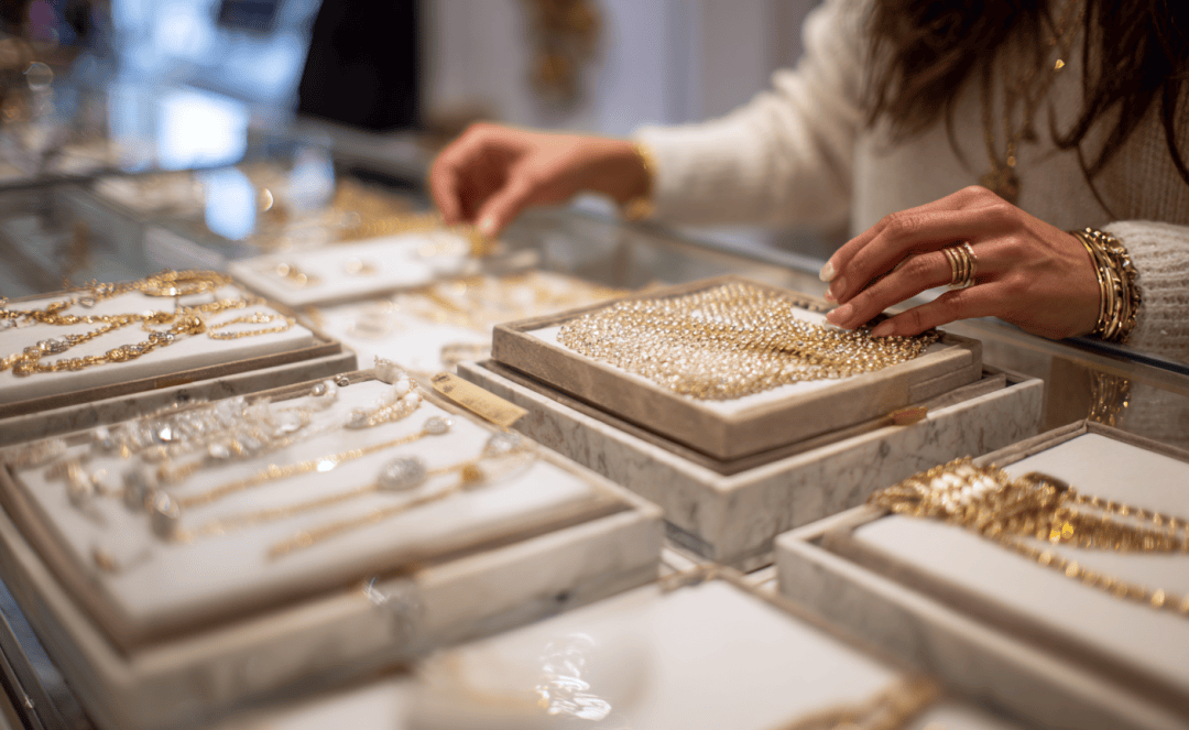 潮汕老板卖0.1克黄金<strong></p>
<p>app资讯</strong>,今年已进账62亿