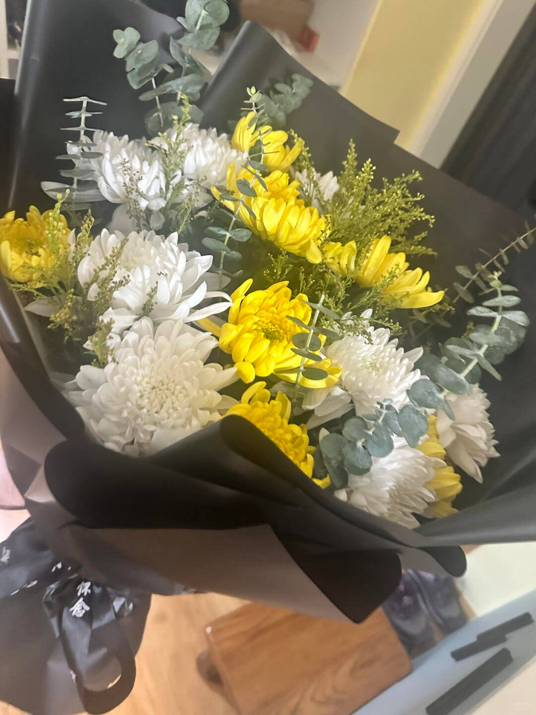 上海高中生买99朵康乃馨为母亲庆生<strong></p>
<p>资讯app</strong>,却收到菊花写着“缅怀逝者”,店家:骑手送错了