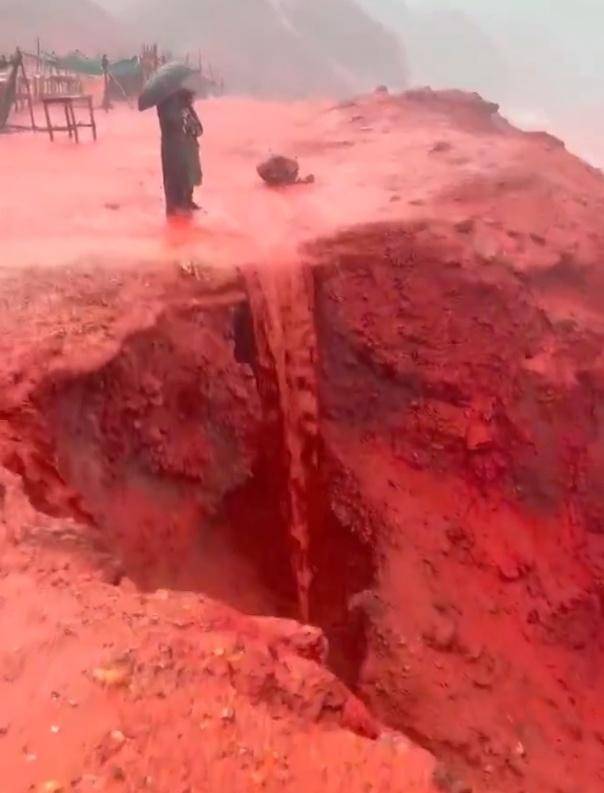 罕见！伊朗霍尔木兹岛遭遇强降雨<strong></p>
<p>公司资讯</strong>，部分海域变成“血色海洋”