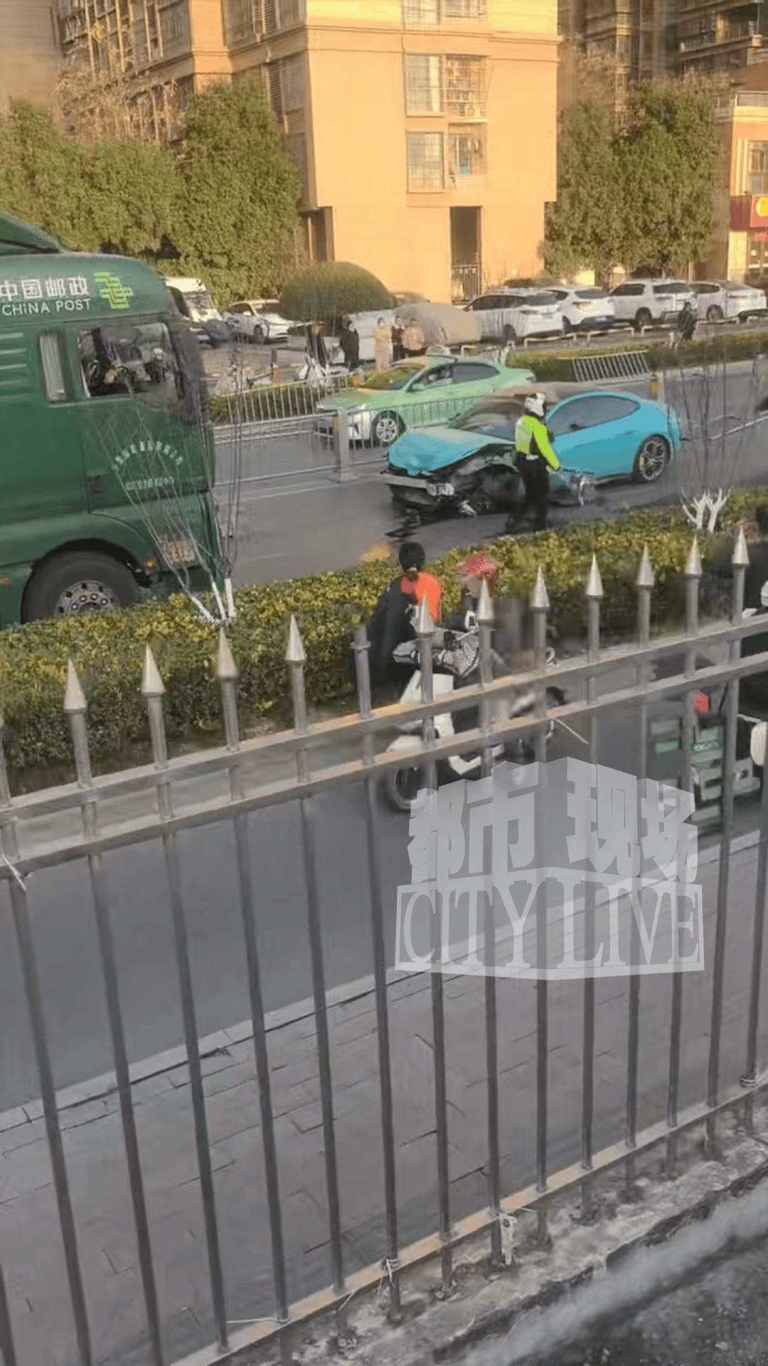 安徽一小米SU7撞翻几十米护栏<strong></p>
<p>公司资讯</strong>,目击者称车辆前轮脱落后才刹停,当地交警回应