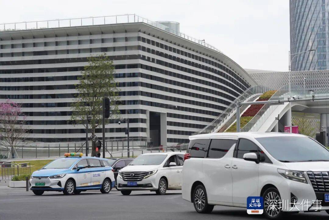 已撤下！深圳网红地标火速拆除争议招牌<strong></p>
<p>微资讯</strong>，曾连夜发公开信