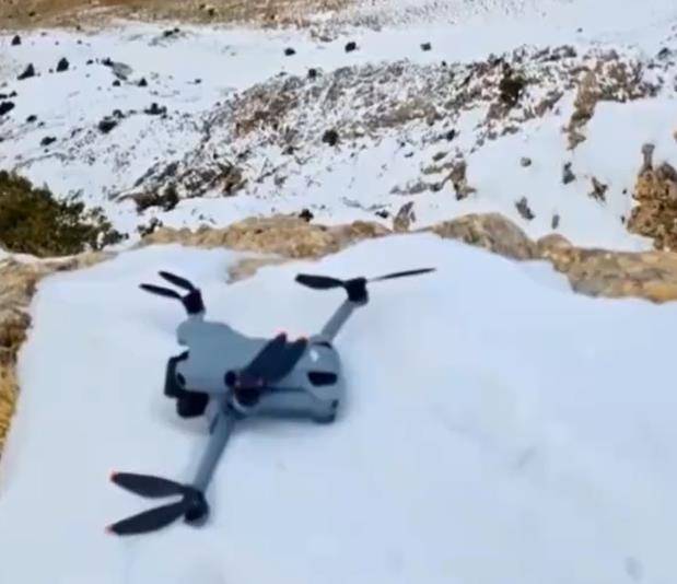 土耳其老鹰空中抓走无人机<strong></p>
<p>资讯新</strong>，带上山顶“玩自拍”