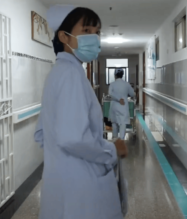 张水华辞职后携老公直播秀恩爱<strong></p>
<p>博资讯</strong>，称白岩松是自己恩人