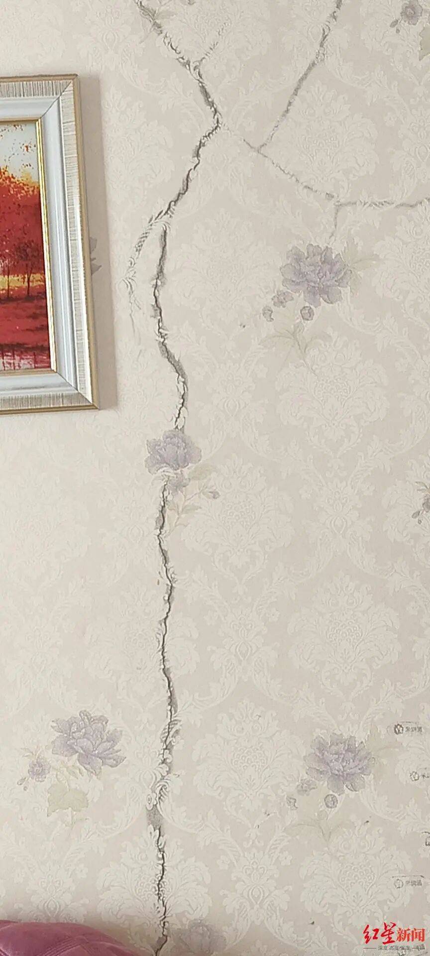 山西一小区被曝多个顶楼住户违规加盖房屋：有的甚至修建成阁楼<strong></p>
<p>资讯娱乐</strong>，致几十户房子墙面裂缝