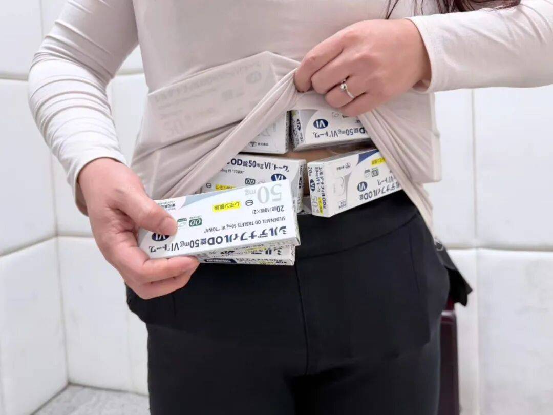 女子身绑73盒"伟哥"<strong></p>
<p>资讯站</strong>，当场被拦下！还有人假扮孕妇，绑了38斤的白银颗粒