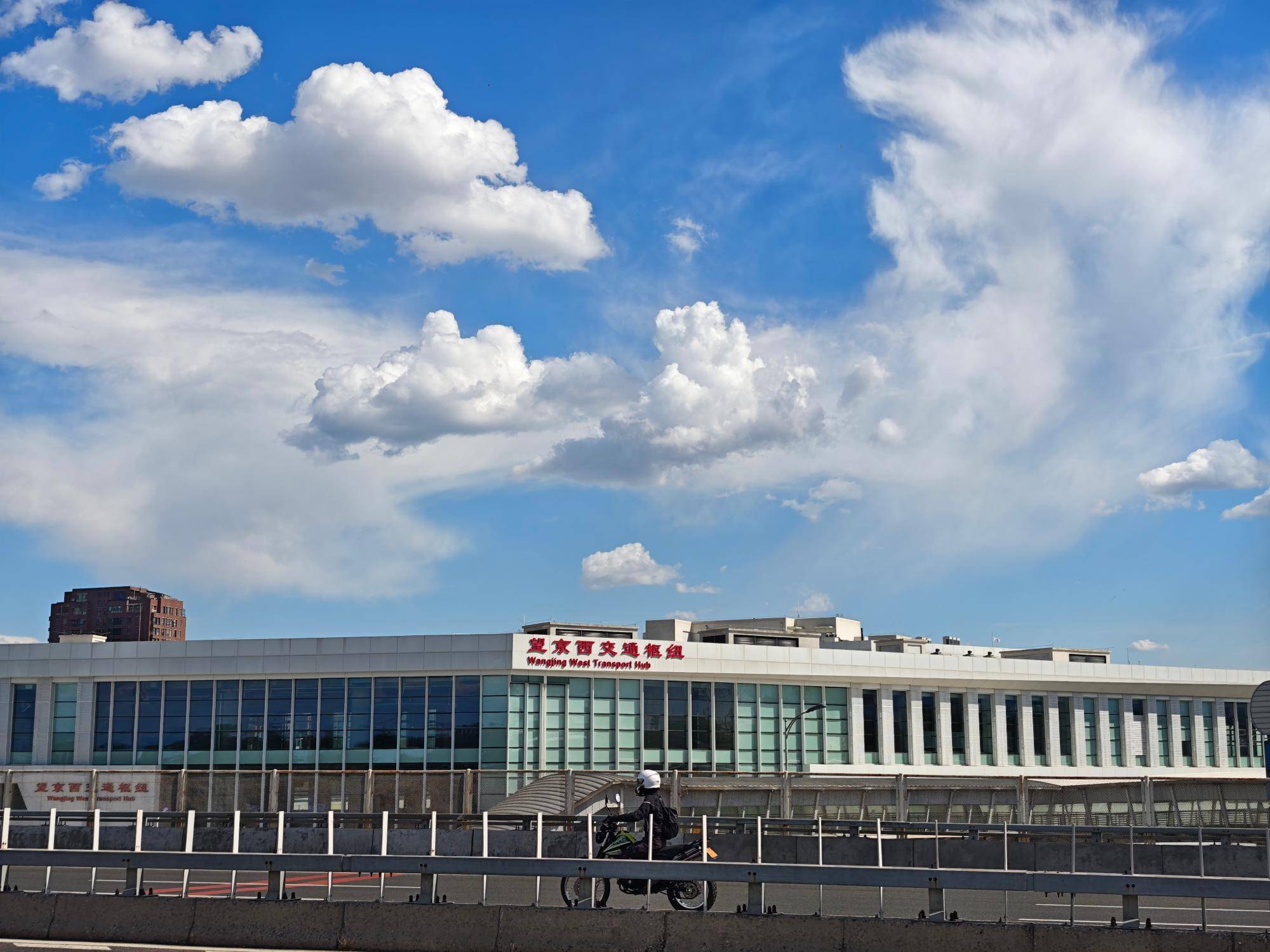 出现“雨幡”奇景<strong></p>
<p>北京资讯</strong>，北京今天的云像“天空之城”